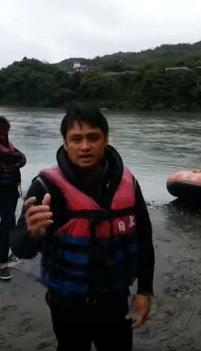 原住民救生員「發不動船」慘被丟下水！教練叮嚀：「不要再漏氣了」下秒卻更爆笑