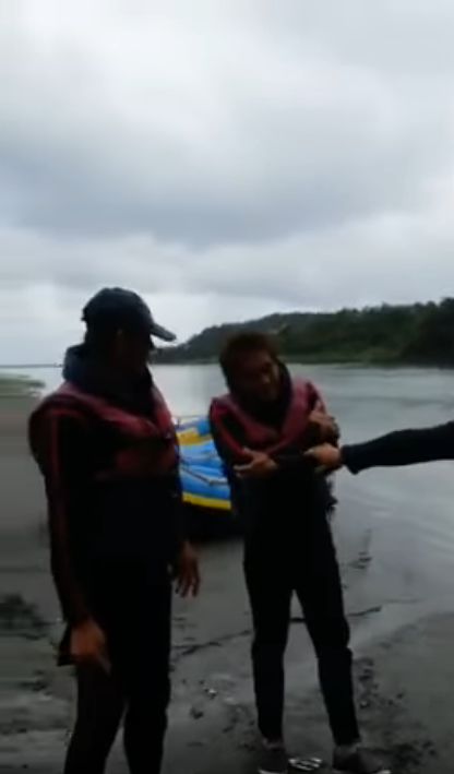 原住民救生員「發不動船」慘被丟下水！教練叮嚀：「不要再漏氣了」下秒卻更爆笑