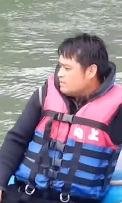 原住民救生員「發不動船」慘被丟下水！教練叮嚀：「不要再漏氣了」下秒卻更爆笑