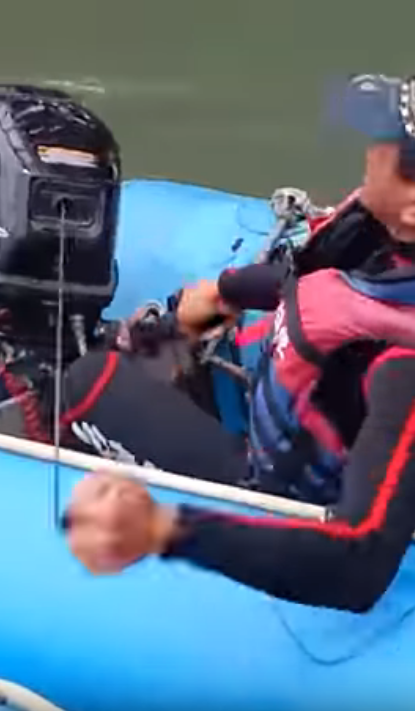 原住民救生員「發不動船」慘被丟下水！教練叮嚀：「不要再漏氣了」下秒卻更爆笑
