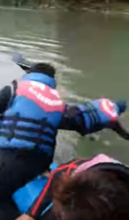 原住民救生員「發不動船」慘被丟下水！教練叮嚀：「不要再漏氣了」下秒卻更爆笑