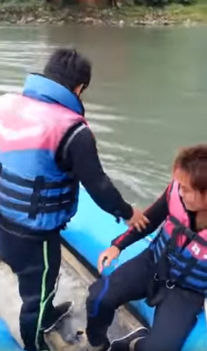 原住民救生員「發不動船」慘被丟下水！教練叮嚀：「不要再漏氣了」下秒卻更爆笑