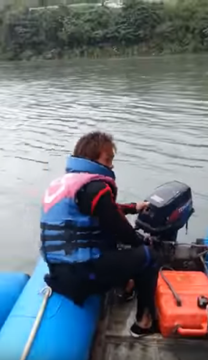 原住民救生員「發不動船」慘被丟下水！教練叮嚀：「不要再漏氣了」下秒卻更爆笑