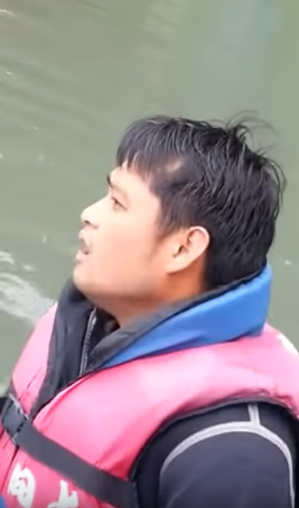 原住民救生員「發不動船」慘被丟下水！教練叮嚀：「不要再漏氣了」下秒卻更爆笑