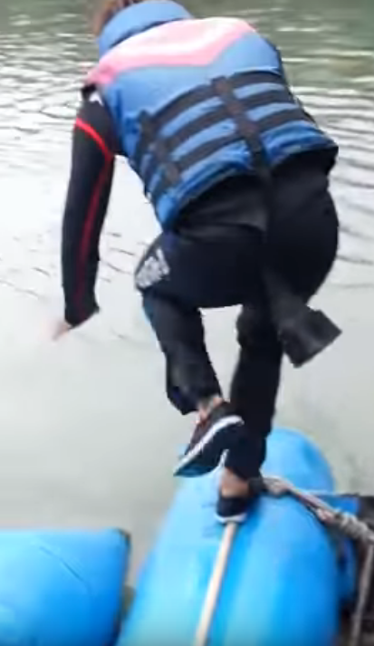 原住民救生員「發不動船」慘被丟下水！教練叮嚀：「不要再漏氣了」下秒卻更爆笑