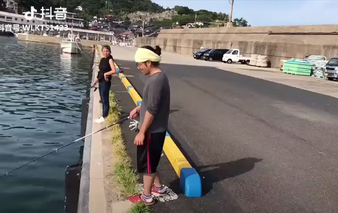 哥教你怎麼甩竿！老兄一副「驕傲臉」秀絕技給小弟看　下秒「連人帶竿消失」網笑：好會甩