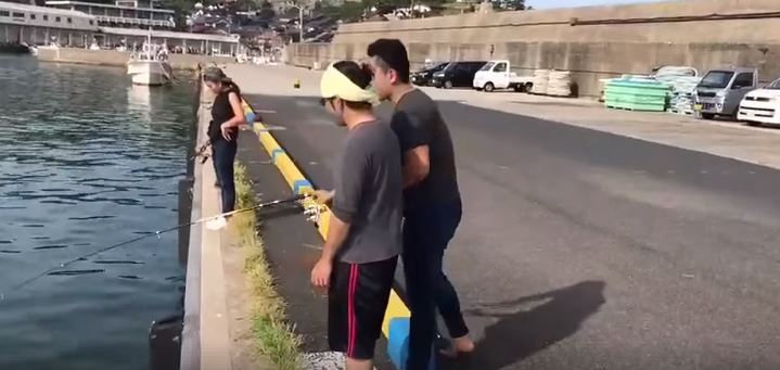 哥教你怎麼甩竿！老兄一副「驕傲臉」秀絕技給小弟看　下秒「連人帶竿消失」網笑：好會甩