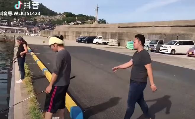 哥教你怎麼甩竿！老兄一副「驕傲臉」秀絕技給小弟看　下秒「連人帶竿消失」網笑：好會甩