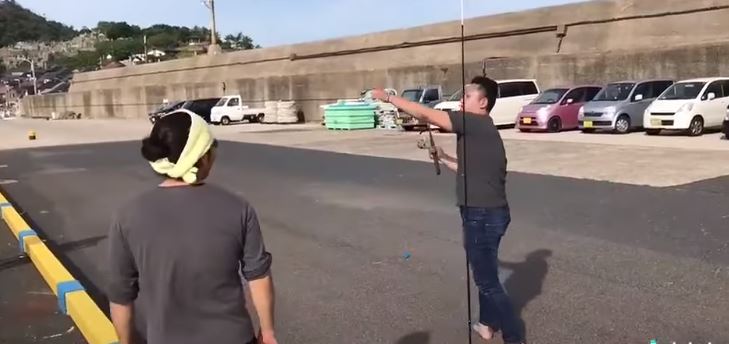 哥教你怎麼甩竿！老兄一副「驕傲臉」秀絕技給小弟看　下秒「連人帶竿消失」網笑：好會甩