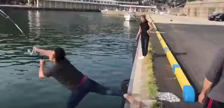 哥教你怎麼甩竿！老兄一副「驕傲臉」秀絕技給小弟看　下秒「連人帶竿消失」網笑：好會甩