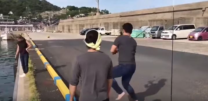 哥教你怎麼甩竿！老兄一副「驕傲臉」秀絕技給小弟看　下秒「連人帶竿消失」網笑：好會甩