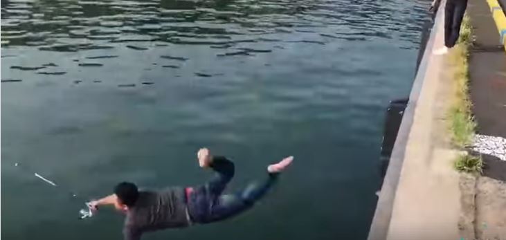 哥教你怎麼甩竿！老兄一副「驕傲臉」秀絕技給小弟看　下秒「連人帶竿消失」網笑：好會甩