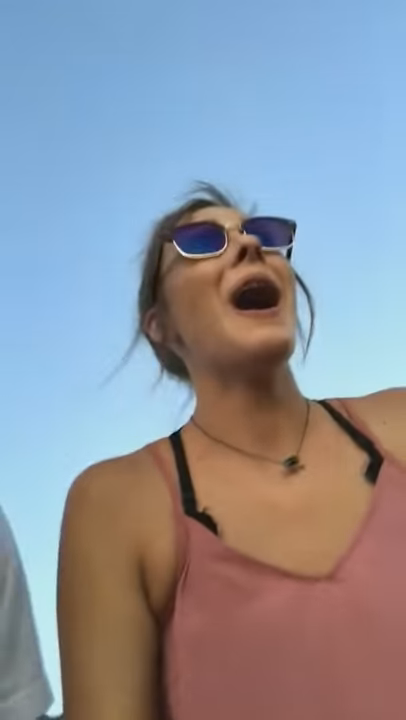 情侶浪漫看夕！男友突然拿出「特製墨鏡」　女友超疑惑「一戴上眼前畫面」爆哭：我的天啊