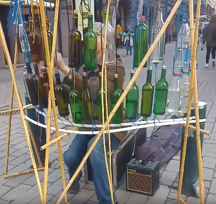 神人在此！用玻璃瓶奏出「水晶般的音樂」 民間藝術家「化腐朽為神奇」路人都停下腳步