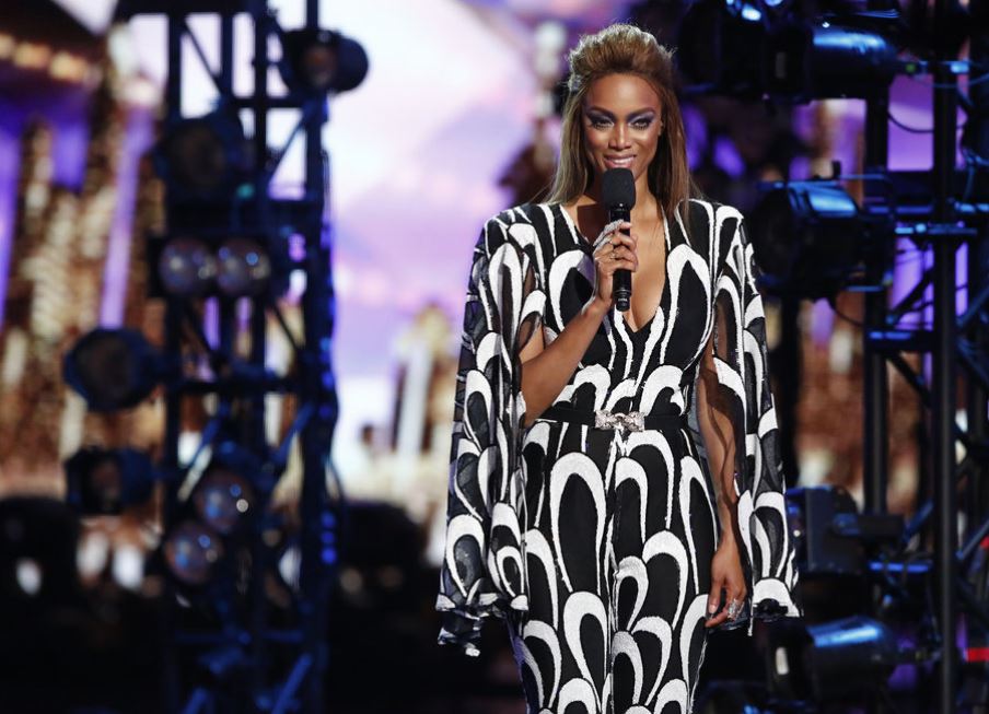 24歲超模「整頭全禿」從小戴假髮　勇闖時尚圈「鏡頭前落淚拆下假髮」惹哭全球：最真實的我