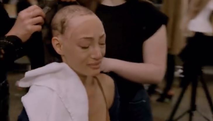 24歲超模「整頭全禿」從小戴假髮　勇闖時尚圈「鏡頭前落淚拆下假髮」惹哭全球：最真實的我