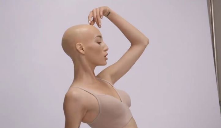 24歲超模「整頭全禿」從小戴假髮　勇闖時尚圈「鏡頭前落淚拆下假髮」惹哭全球：最真實的我