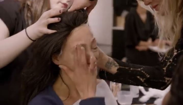 24歲超模「整頭全禿」從小戴假髮　勇闖時尚圈「鏡頭前落淚拆下假髮」惹哭全球：最真實的我