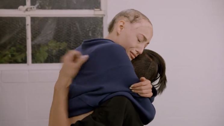 24歲超模「整頭全禿」從小戴假髮　勇闖時尚圈「鏡頭前落淚拆下假髮」惹哭全球：最真實的我