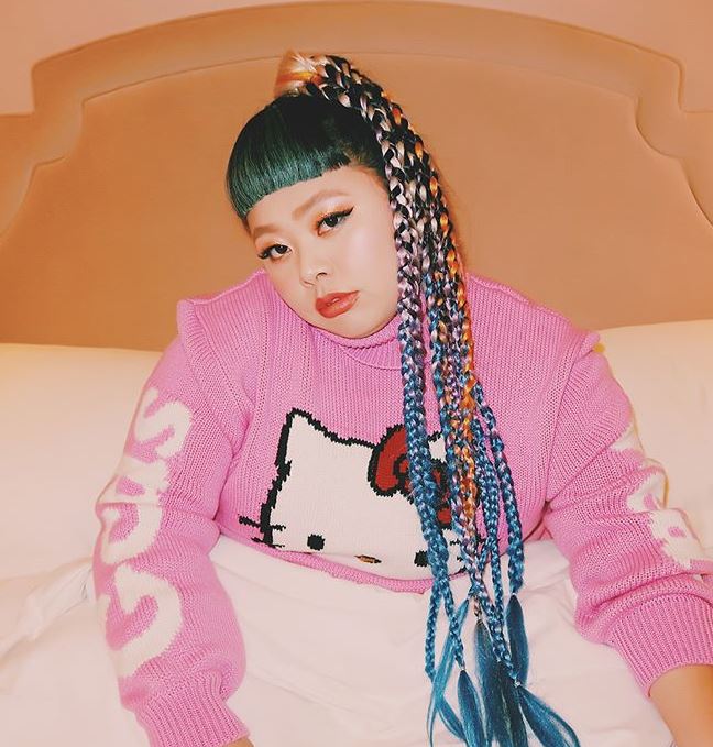 渡邊直美化妝好療癒！全程自帶搞笑音效　黏假睫毛「加碼被風吹歪浮誇演技」粉絲笑噴