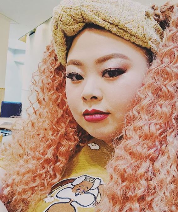 渡邊直美化妝好療癒！全程自帶搞笑音效　黏假睫毛「加碼被風吹歪浮誇演技」粉絲笑噴