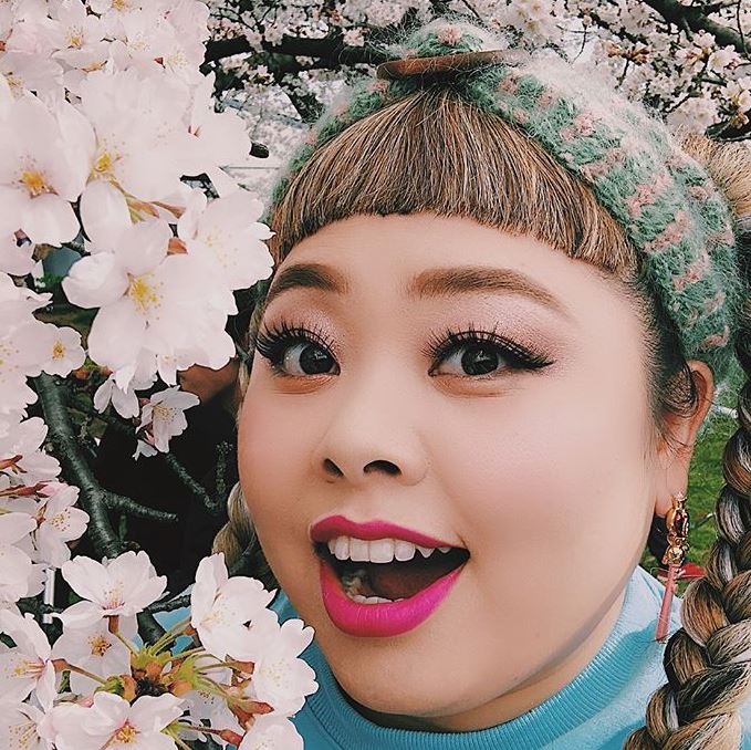 渡邊直美化妝好療癒！全程自帶搞笑音效　黏假睫毛「加碼被風吹歪浮誇演技」粉絲笑噴