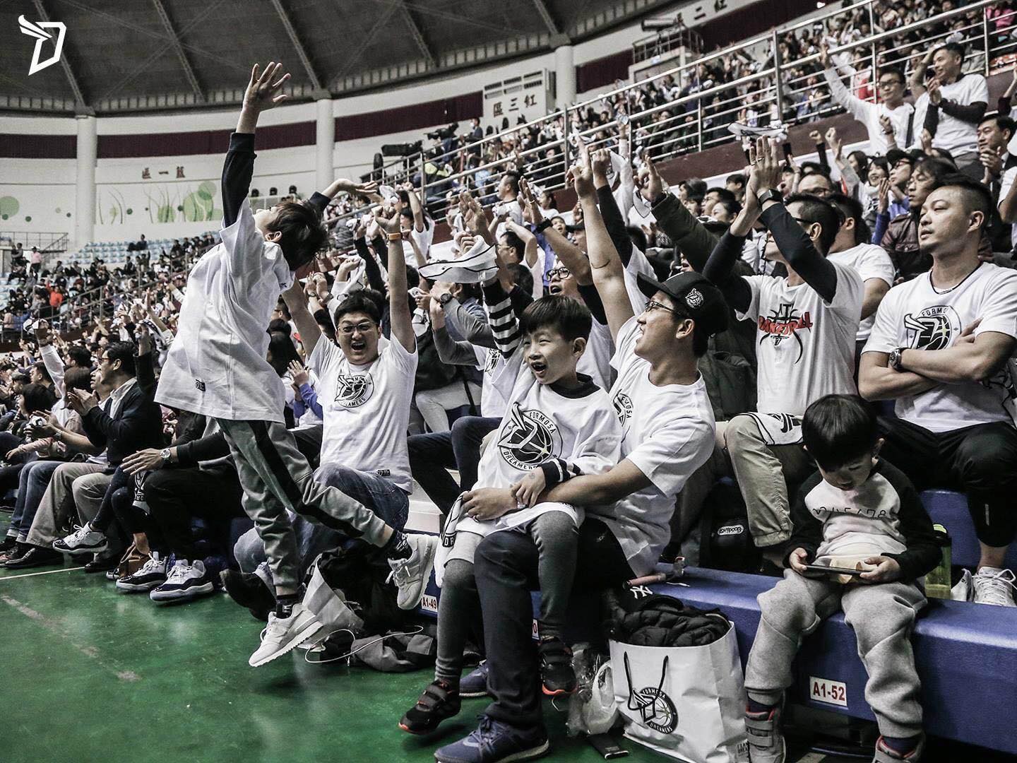 謝謝你帶我兒子回來！男大生怕同學知道「爸爸開計程車」 黑人下彰化「教育」惹哭萬人