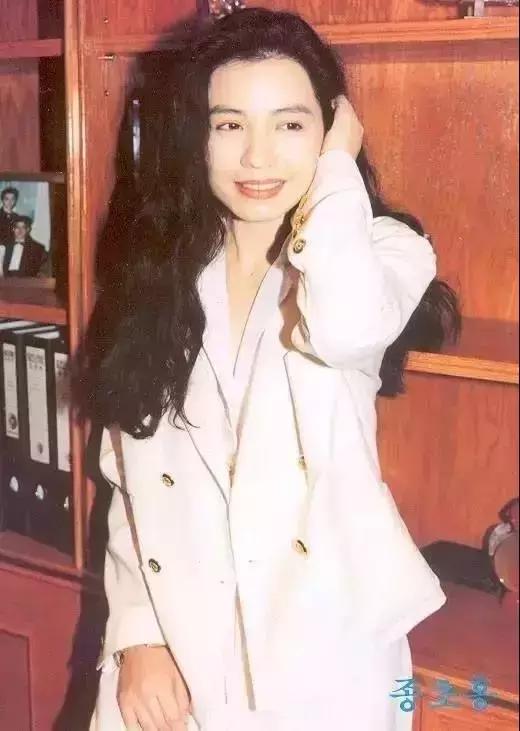 美到骨子！60歲鍾楚紅「用生活追逐年輕」樂於接受：人都會老　丈夫離開獨身12年：沒有誰能比他好
