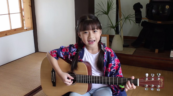 達人秀亞軍登台！泰國13歲女孩「6歲就出專輯」聲音超美　邊彈邊唱選手挫咧等：「大魔王等級」