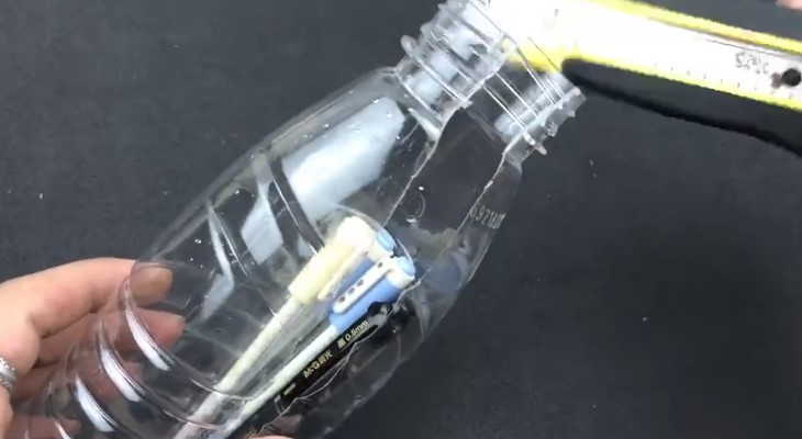把毛巾「塞進寶特瓶」省錢又省心　簡單幾步驟，輕鬆解決出遊難題