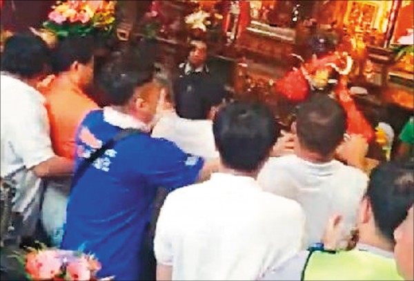 媽祖也看不下去！鎮瀾宮繞境「信徒爭執不休」放神尊不管　顏清標發火「出手教訓」原因被嗆翻