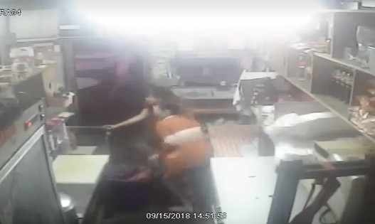 龍捲風來了！台東海產店「突然轟隆巨響」急躲櫃前　山竹強風襲擊「老闆走出去巡視」心都涼了