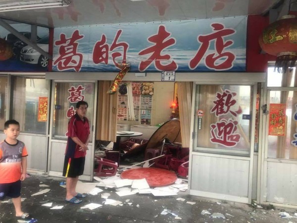 龍捲風來了！台東海產店「突然轟隆巨響」急躲櫃前　山竹強風襲擊「老闆走出去巡視」心都涼了