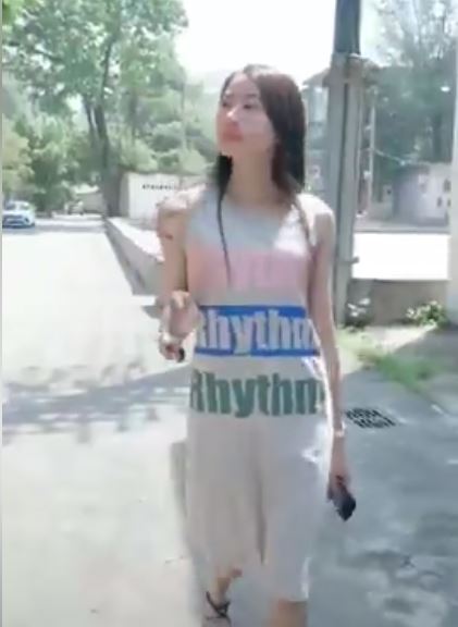 美麗的誤會！正妹走來他不斷撥髮甩帥　下秒男子「一句話」讓她超羞愧