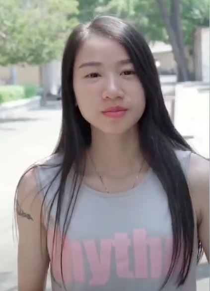 美麗的誤會！正妹走來他不斷撥髮甩帥　下秒男子「一句話」讓她超羞愧