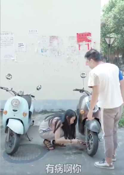 美麗的誤會！正妹走來他不斷撥髮甩帥　下秒男子「一句話」讓她超羞愧