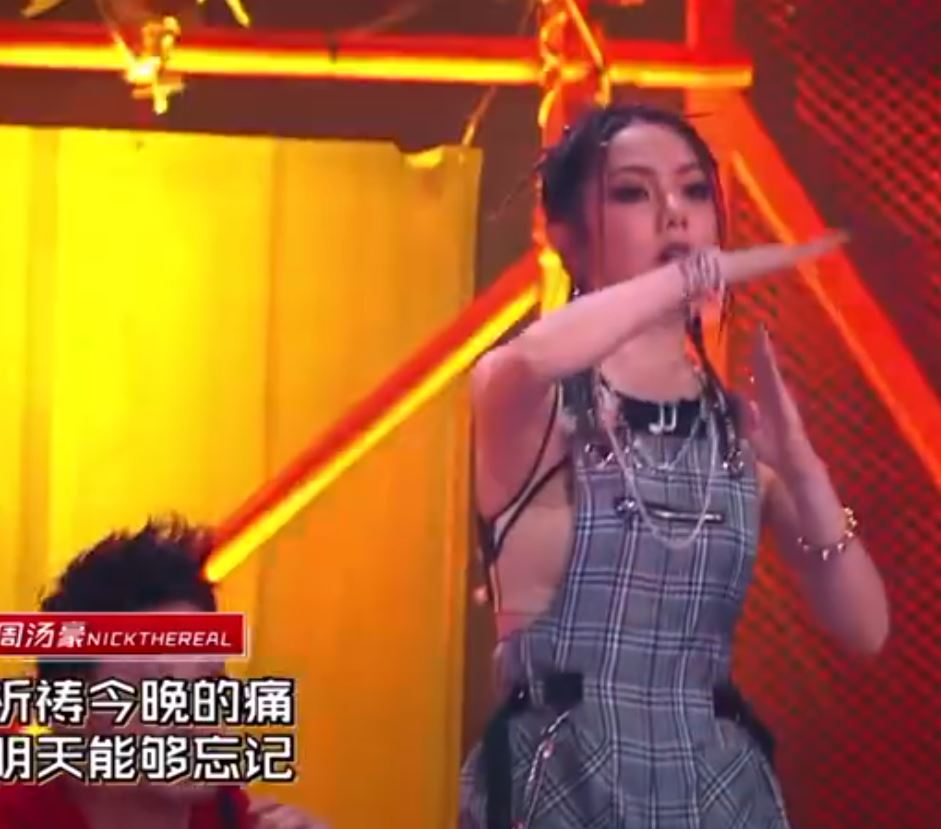 4強關鍵賽出包！周湯豪「台上完全不知情」專心繼續唱　鄧紫棋「爆氣淚灑現場」：還他們公平