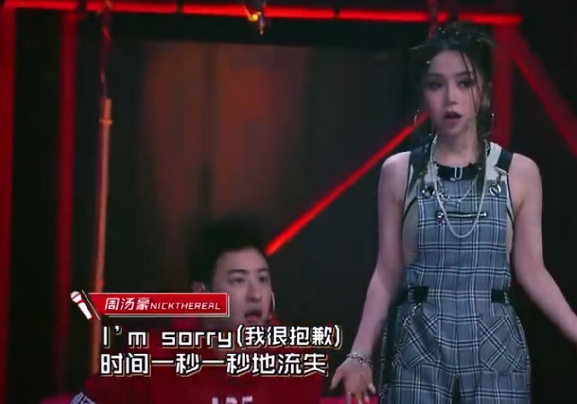 4強關鍵賽出包！周湯豪「台上完全不知情」專心繼續唱　鄧紫棋「爆氣淚灑現場」：還他們公平