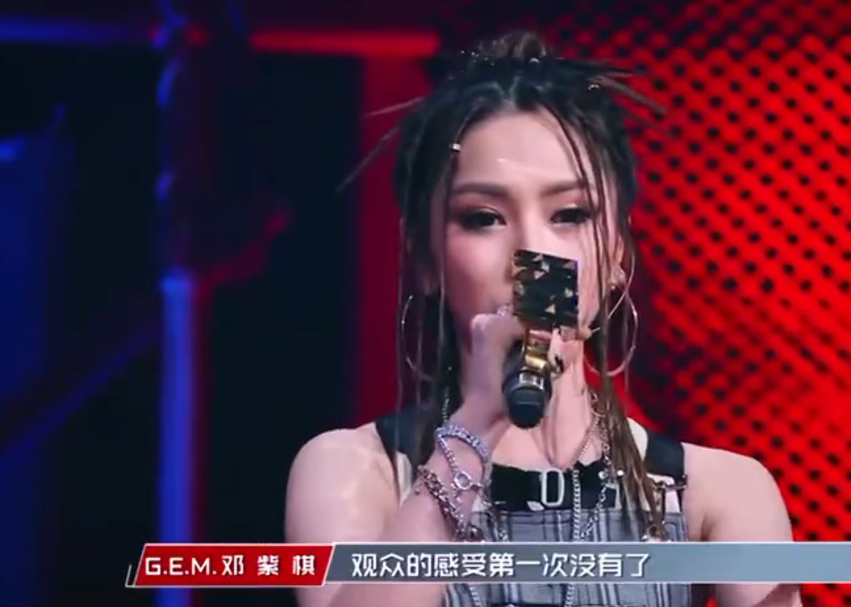 4強關鍵賽出包！周湯豪「台上完全不知情」專心繼續唱　鄧紫棋「爆氣淚灑現場」：還他們公平