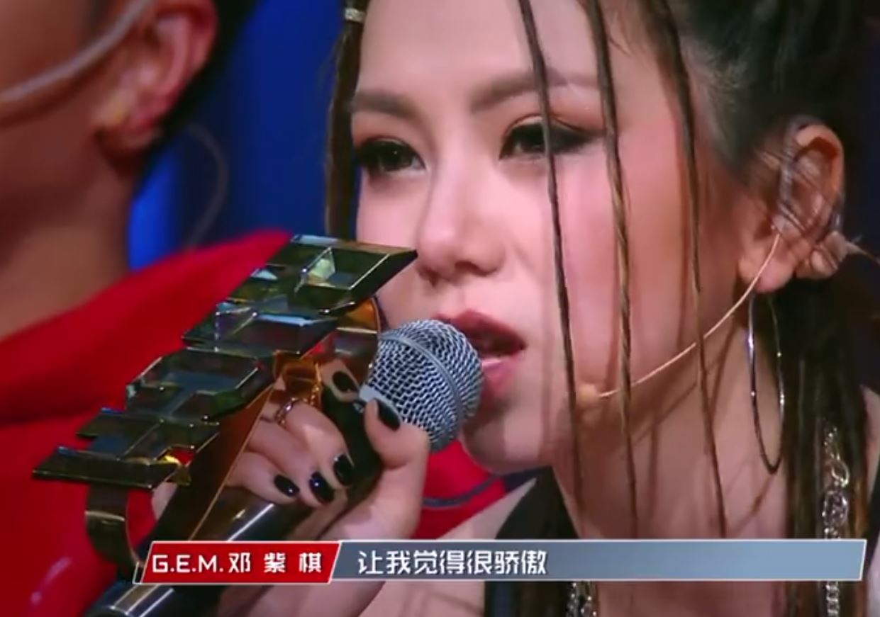 4強關鍵賽出包！周湯豪「台上完全不知情」專心繼續唱　鄧紫棋「爆氣淚灑現場」：還他們公平