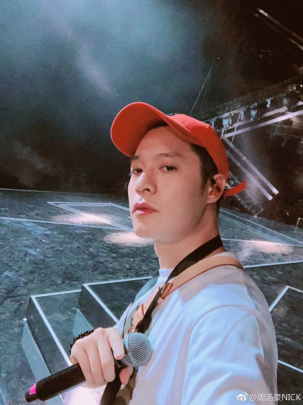 4強關鍵賽出包！周湯豪「台上完全不知情」專心繼續唱　鄧紫棋「爆氣淚灑現場」：還他們公平