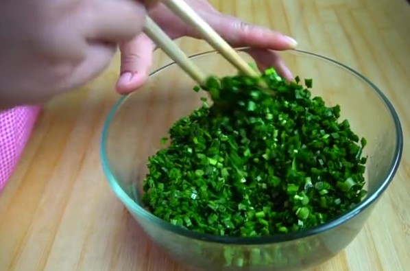 韭菜盒子又出新做法了！外皮酥脆、裡面餡鮮、一次3個沒夠吃