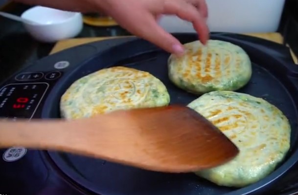 韭菜盒子又出新做法了！外皮酥脆、裡面餡鮮、一次3個沒夠吃