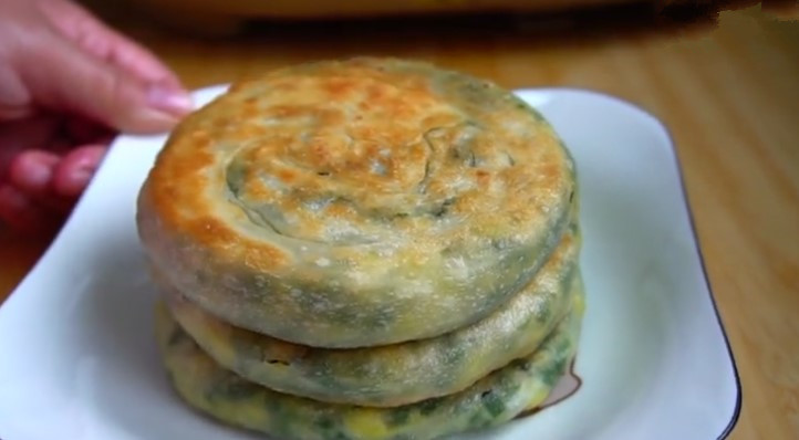 韭菜盒子又出新做法了！外皮酥脆、裡面餡鮮、一次3個沒夠吃