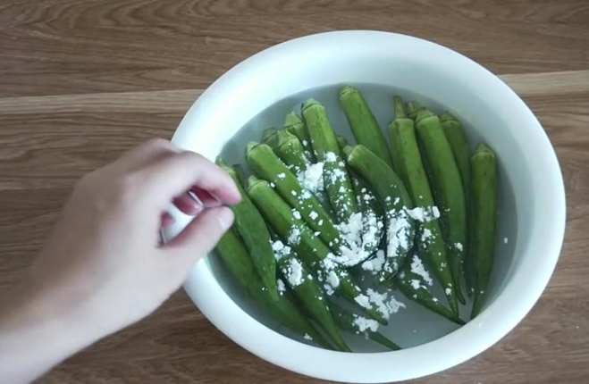 炒秋葵總有粘液？只需記住這一步，鮮香嫩綠口感好，超美味