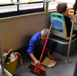 老翁坐公車打翻泥土  蹲地清掃「一粒不剩」千萬網友大讚：這才是素質！