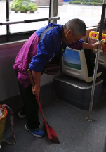 老翁坐公車打翻泥土  蹲地清掃「一粒不剩」千萬網友大讚：這才是素質！