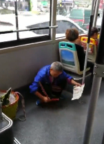老翁坐公車打翻泥土  蹲地清掃「一粒不剩」千萬網友大讚：這才是素質！