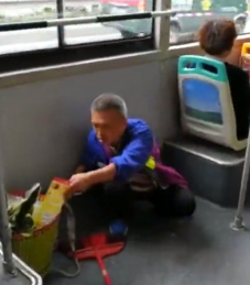 老翁坐公車打翻泥土  蹲地清掃「一粒不剩」千萬網友大讚：這才是素質！