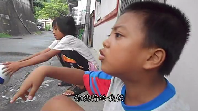 原住民小孩鬥嘴「你光頭綠頭湯」！男孩招架不住「無厘頭反擊」笑翻網友